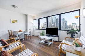 'Plaid Parlour' City-Centre Comfort & Skyline Views